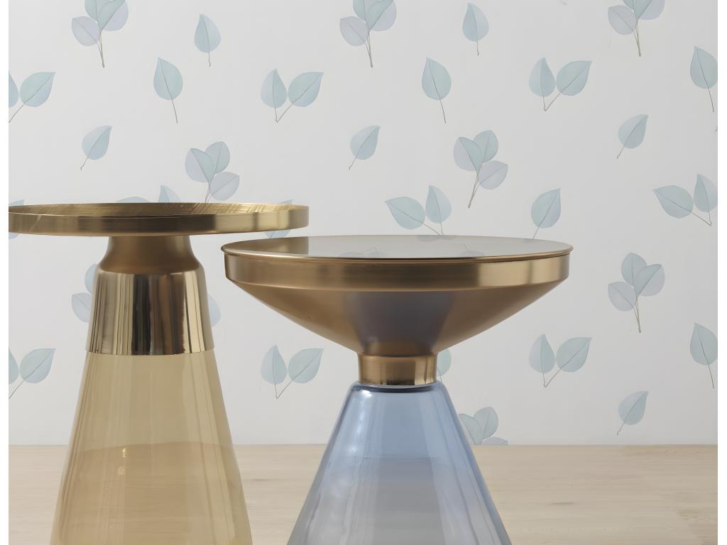 Table d'appoint avec base en verre vert et plateau en métal doré DPKX43355